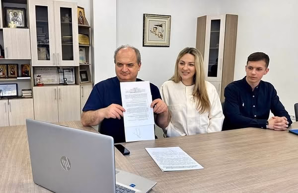 Головний лікар і команда Івано-Франківського обласного перинатального центру демонструють підписаний грантовий договір
